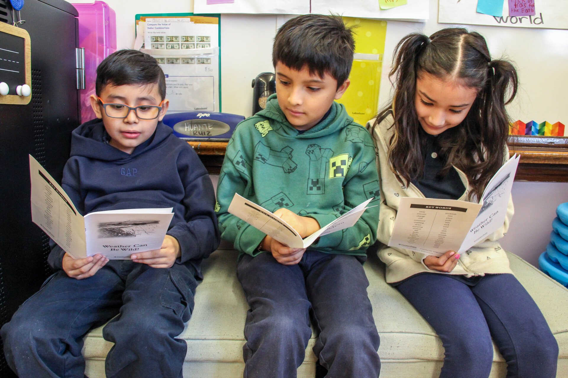Monarcas Academy students reading