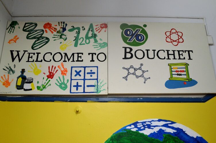 A painted sign saying "Welcome to Bouchet"