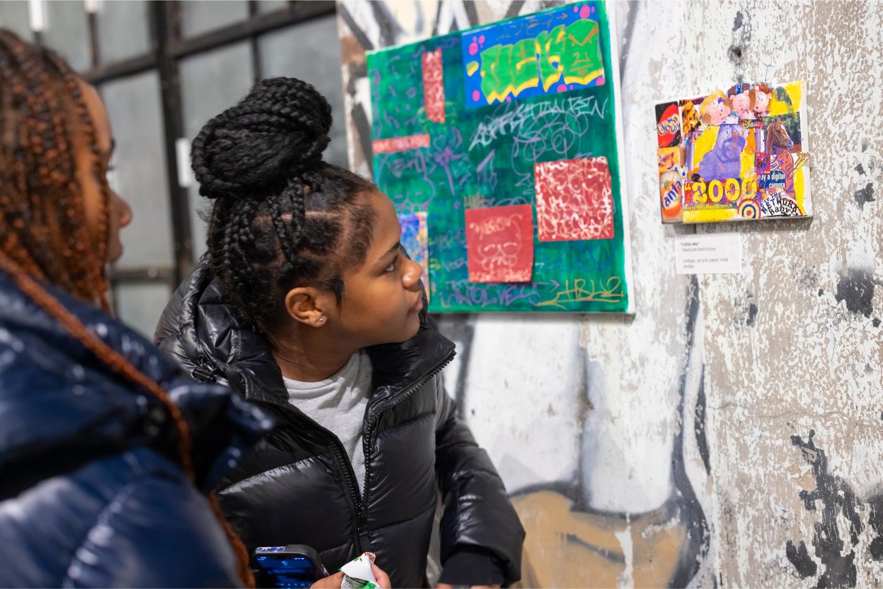 visiter looking at artwork